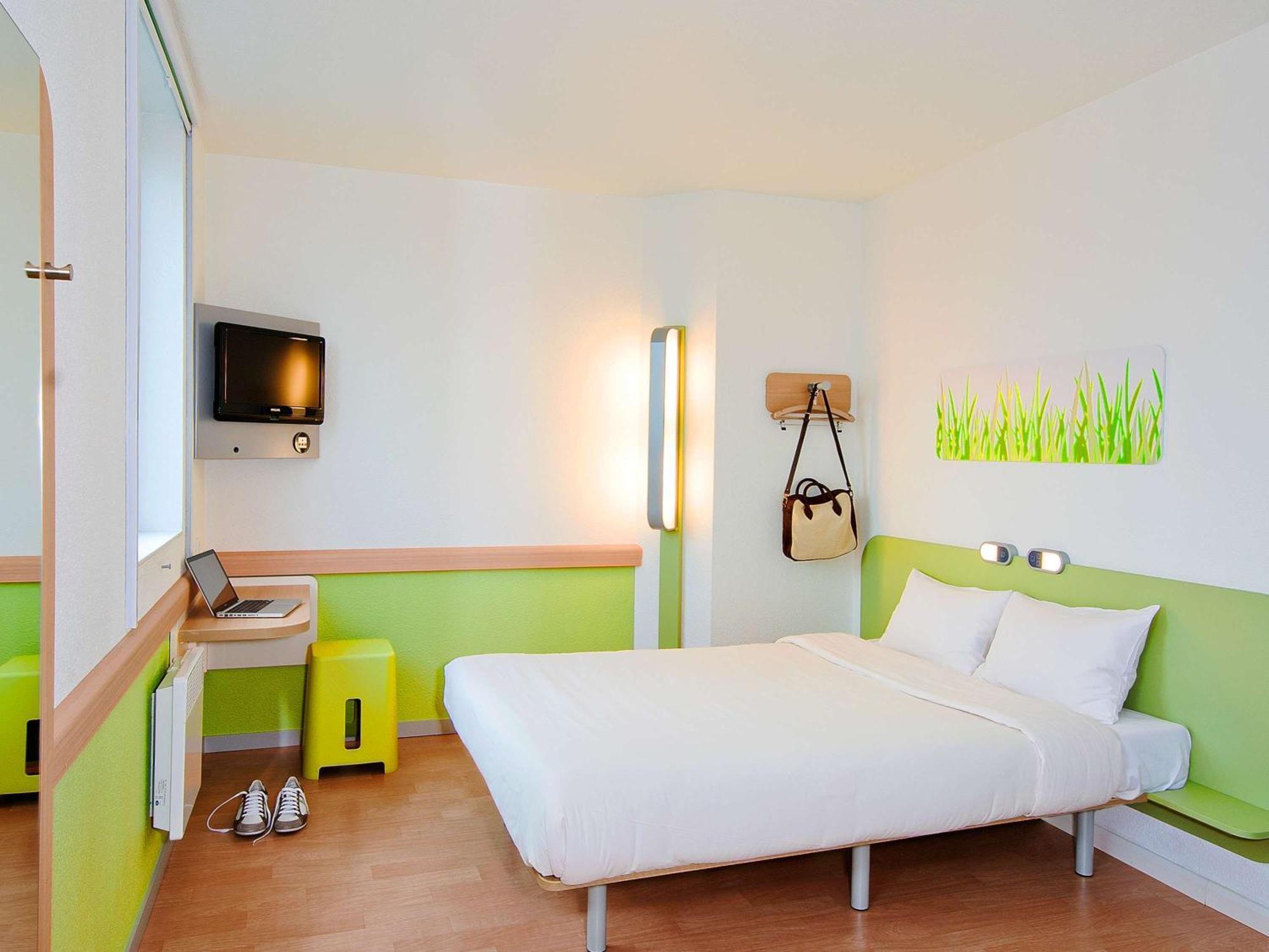 Ibis Budget Givet Esterno foto