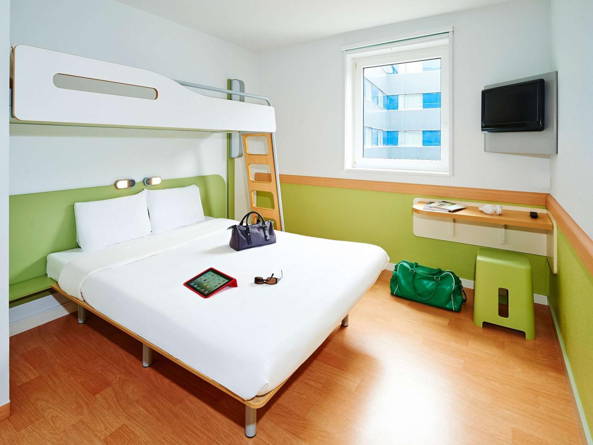 Ibis Budget Givet Esterno foto
