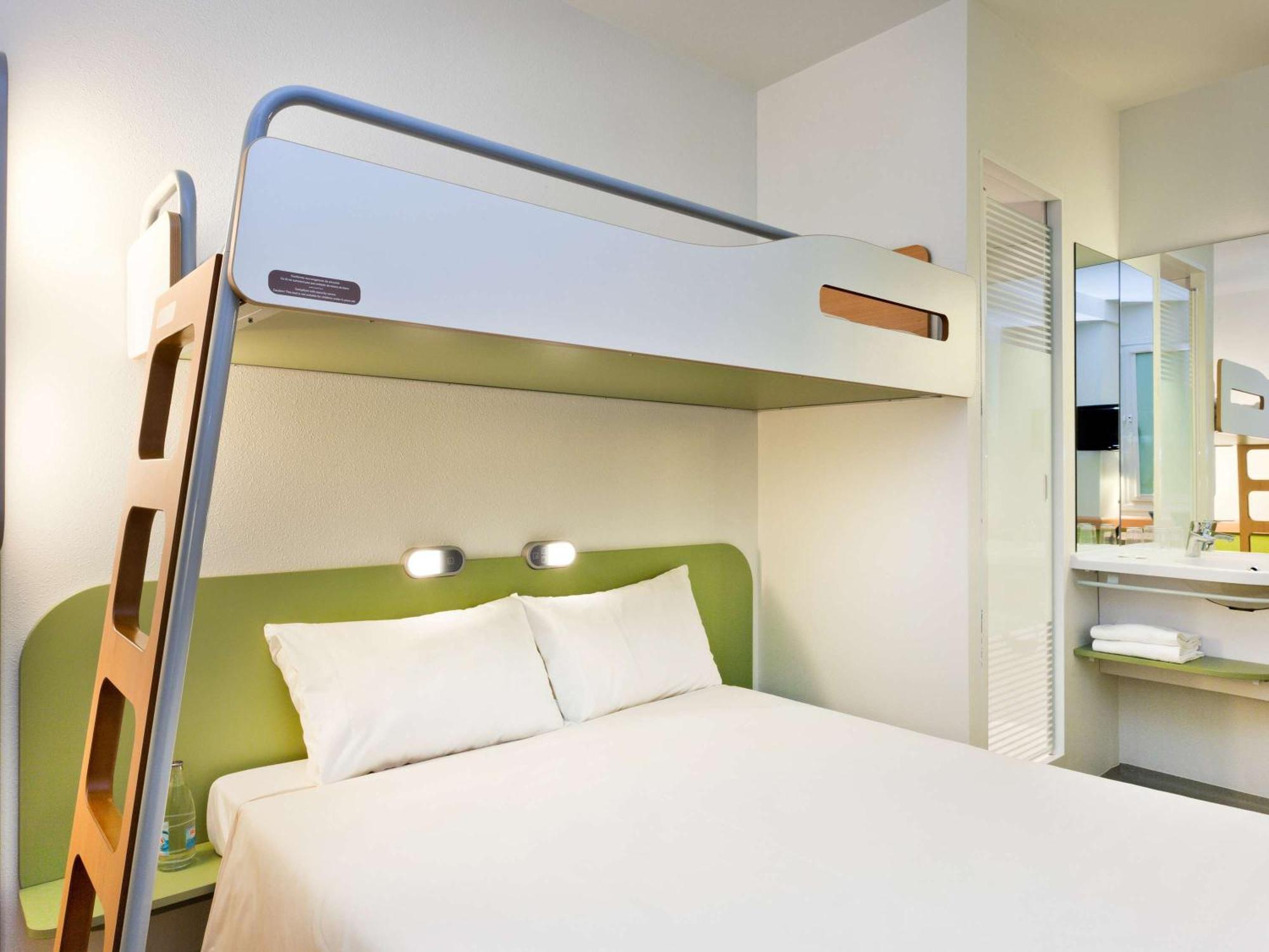 Ibis Budget Givet Esterno foto